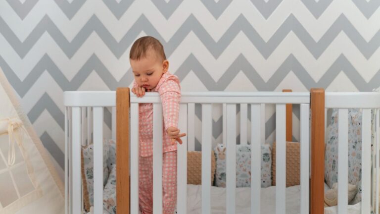 bimbo 1 anno non dorme nel lettino