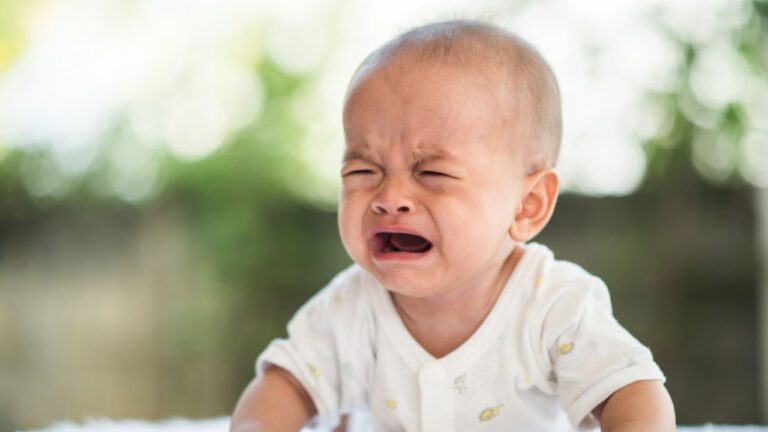 far piangere un neonato per dormire