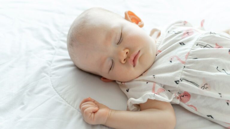 neonata che dorme troppo