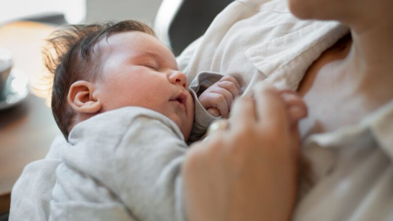 neonato dorme solo in braccio
