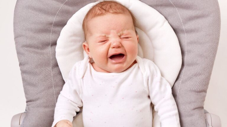 neonato piange nel sonno