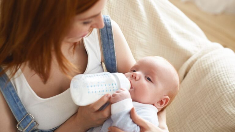 neonato si addormenta mentre mangia latte artificiale