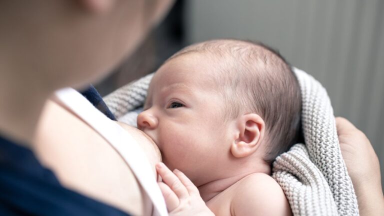 neonato non dorme e mangia sempre