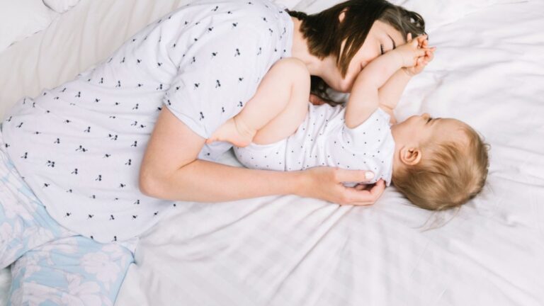 bambino 1 anno dorme solo in braccio