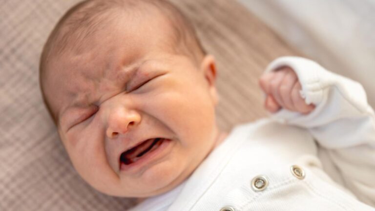 neonato ha sonno ma non riesce ad addormentarsi