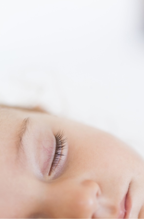 come addormentare neonato nel lettino