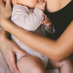 neonato si addormenta al seno