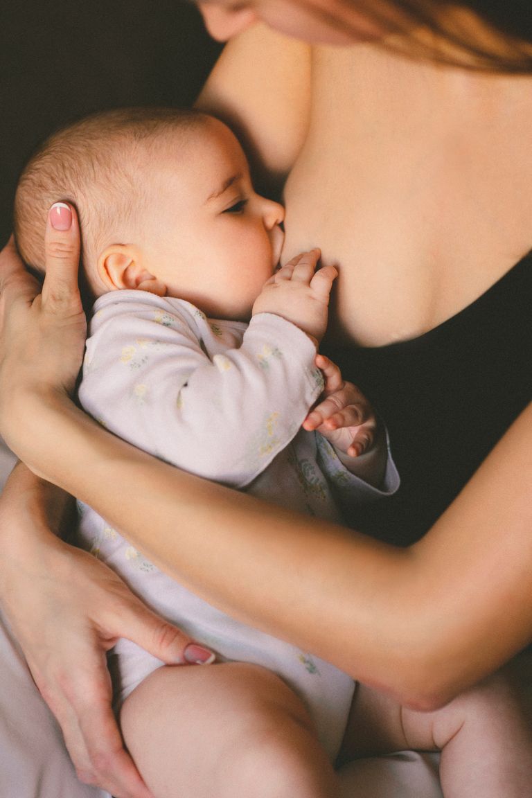 neonato si addormenta al seno