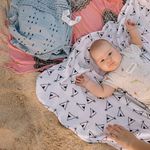 bambino che dorme in viaggio durante le vacanze estive