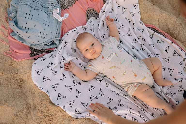 bambino che dorme in viaggio durante le vacanze estive