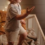 bambino di due anni che cerca il genitore alla nanna