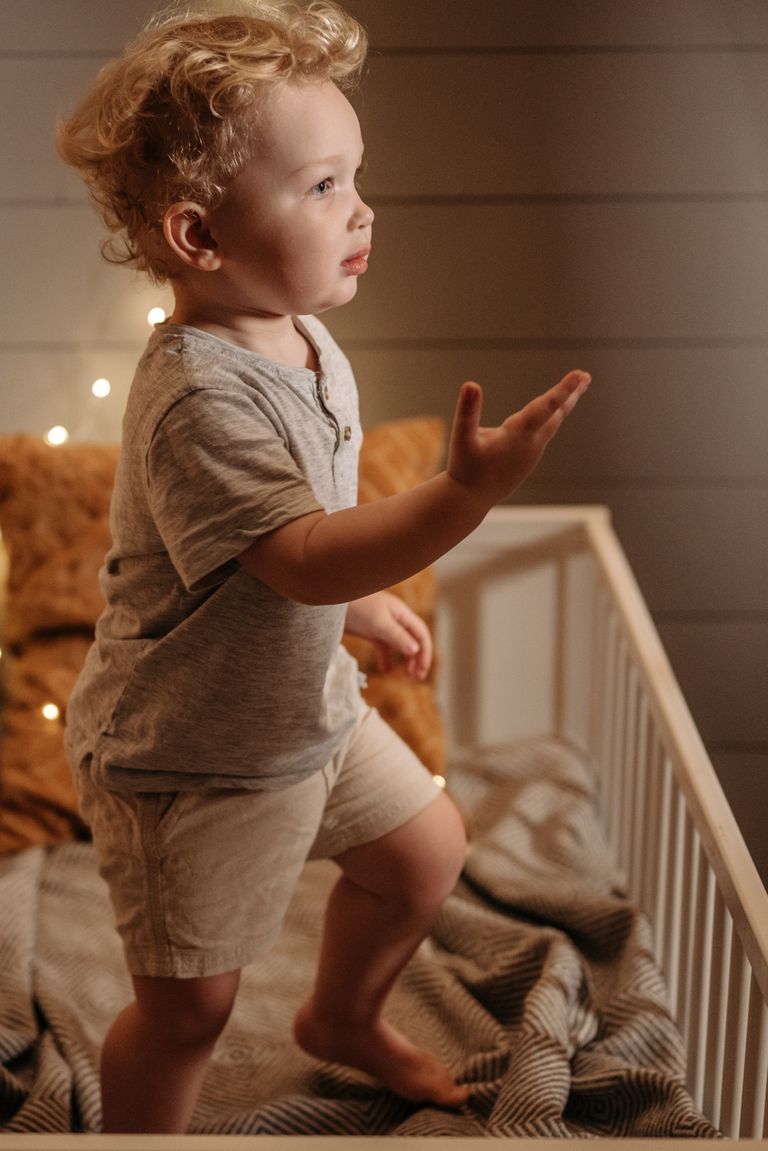 bambino di due anni che cerca il genitore alla nanna